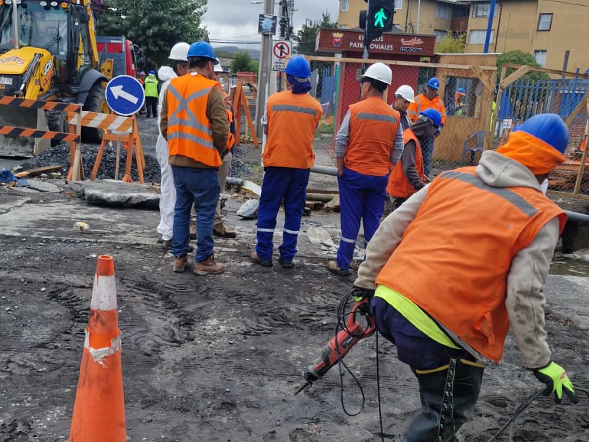 Brigada con EPP trabajando en la calzada
